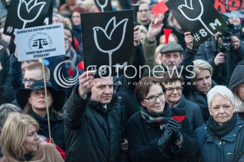  08.03.2017 WARSZAWA<br />MIEDZYNARODOWY STRAJK KOBIET<br />N/Z BARTOSZ ARLUKOWICZ EWA KOPACZ KRYSTYNA SZUMILAS UCZESTNICY STRAJKU<br /> 