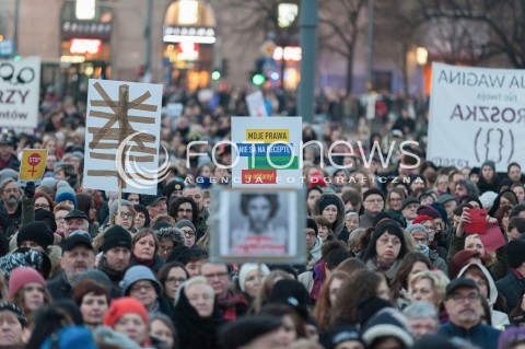  08.03.2017 WARSZAWA<br />MIEDZYNARODOWY STRAJK KOBIET<br />N/Z UCZESTNICY STRAJKU<br /> 