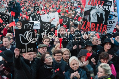  08.03.2017 WARSZAWA<br />MIEDZYNARODOWY STRAJK KOBIET<br />N/Z KRZYSZTOF MIESZKOWSKI PAWEL OLSZEWSKI UCZESTNICY STRAJKU<br /> 