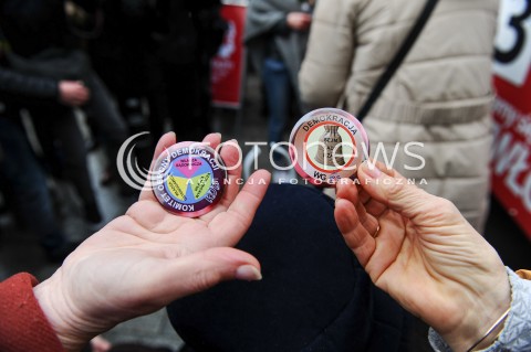  09.03.2017 WARSZAWA<br />ROCZNICA LICZNIKA KODU<br />N/Z PLAKIETKI ANDRZEJA RZEPLINSKIEGO KTORE POKAZYWAL UCZESTNIKOM<br /> 