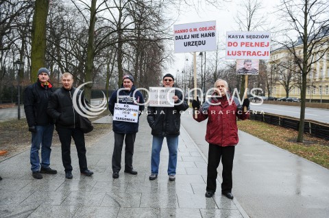  09.03.2017 WARSZAWA<br />ROCZNICA LICZNIKA KODU<br />N/Z UCZESTNICY KONTRMANIFESTACJA PRZECIWNY MARSZ<br /> 