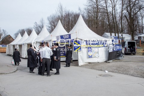  17.03.2017 LEZAJSK<br />ROZPOCZELA SIE PIELGRZYMKA CHASYDOW DO GROBU CADYKA ELIMELECHA WEISSBLUMA W LEZAJSKU W ROCZNICE JEGO SMIERCI. DLA ZYDOW JEST TO JEDNO Z NAJSWIETSZYCH MIEJSC NA ZIEMI. <br /> 