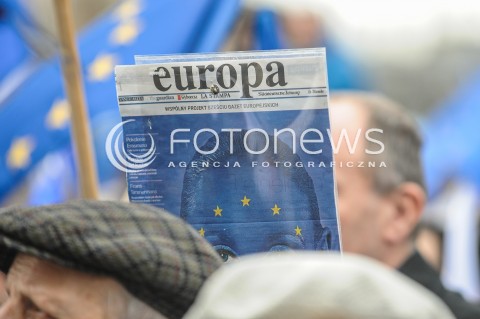  25.03.2017 WARSZAWA<br />MARSZ DLA EUROPY KOCHAM CIE EUROPO<br />N/Z NAPIS EUROPA GAZETA<br /> 