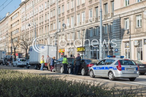  28.03.2017 WARSZAWA<br />WYPADEK DROGOWY W CENTRUM<br />N/Z SAMOCHODY UCZESTNICY WYPADKU<br /> 