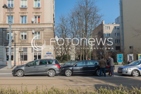  28.03.2017 WARSZAWA<br />WYPADEK DROGOWY W CENTRUM<br />N/Z USZKODZONE POJAZDY SAMOCHODY UCZESTNICY WYPADKU<br /> 
