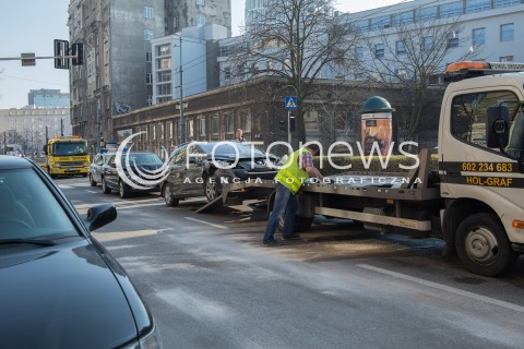  28.03.2017 WARSZAWA<br />WYPADEK DROGOWY W CENTRUM<br />N/Z SAMOCHODY UCZESTNICY WYPADKU LAWETA<br /> 