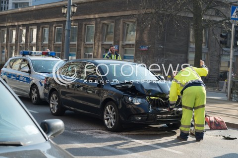 28.03.2017 WARSZAWA<br />WYPADEK DROGOWY W CENTRUM<br />N/Z SAMOCHODY UCZESTNICY WYPADKU<br /> 