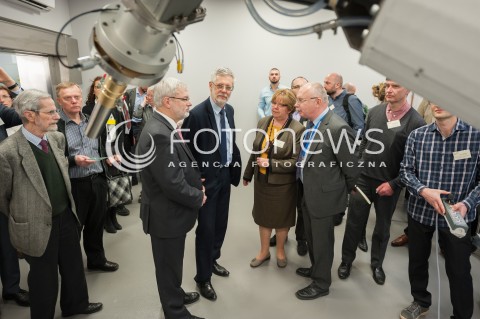  29.03.2017 WARSZAWA<br />PREZENTACJA POLSKIEGO AKCELERATORA DO RADIOTERAPII SRODOPERACYJNEJ INTRALINE<br />N/Z MINISTER PODEKRETARZ STANU ANDRZEJ PIOTROWSKI SZEF DEPARTAMENTU ENERGII JADROWEJ JOZEF SOBOLEWSKI PROF EWA RONDIO PROF PAWEL SOBKOWICZ<br /> 