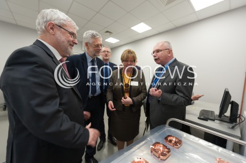  29.03.2017 WARSZAWA<br />PREZENTACJA POLSKIEGO AKCELERATORA DO RADIOTERAPII SRODOPERACYJNEJ INTRALINE<br />N/Z MINISTER PODEKRETARZ STANU ANDRZEJ PIOTROWSKI SZEF DEPARTAMENTU ENERGII JADROWEJ JOZEF SOBOLEWSKI PROF EWA RONDIO PROFESOR PAWEL SOBKOWICZ DYREKTOR NCBJ KRZYSZTOF KUREK<br /> 