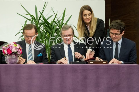  31.03.2017 RZESZOW<br />PODPISANIE UMOWY NA WSPOLPROWADZENIE FILHARMONII PODKARPACKIEJ IM. A. MALAWSKIEGO PRZEZ MINISTERSTWO KULTURY I DZIEDZICTWA NARODOWEGO<br />N/Z PIOTR GLINSKI - MINISTER KULTURY WICEPREMIER (C), WLADYSLAW ORTYL (L), BOGDAN ROMANIUK (P)<br /> 