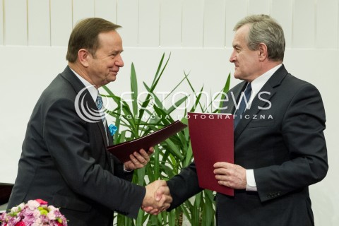  31.03.2017 RZESZOW<br />PODPISANIE UMOWY NA WSPOLPROWADZENIE FILHARMONII PODKARPACKIEJ IM. A. MALAWSKIEGO PRZEZ MINISTERSTWO KULTURY I DZIEDZICTWA NARODOWEGO<br />N/Z PIOTR GLINSKI - MINISTER KULTURY WICEPREMIER (P), WLADYSLAW ORTYL (L)<br /> 