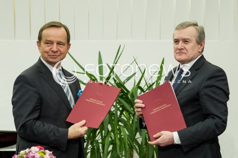  31.03.2017 RZESZOW<br />PODPISANIE UMOWY NA WSPOLPROWADZENIE FILHARMONII PODKARPACKIEJ IM. A. MALAWSKIEGO PRZEZ MINISTERSTWO KULTURY I DZIEDZICTWA NARODOWEGO<br />N/Z PIOTR GLINSKI - MINISTER KULTURY WICEPREMIER (P), WLADYSLAW ORTYL (L)<br /> 