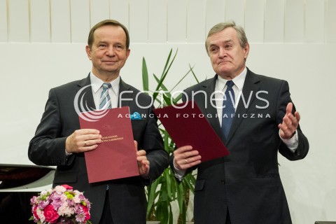  31.03.2017 RZESZOW<br />PODPISANIE UMOWY NA WSPOLPROWADZENIE FILHARMONII PODKARPACKIEJ IM. A. MALAWSKIEGO PRZEZ MINISTERSTWO KULTURY I DZIEDZICTWA NARODOWEGO<br />N/Z PIOTR GLINSKI - MINISTER KULTURY WICEPREMIER (P), WLADYSLAW ORTYL (L)<br /> 