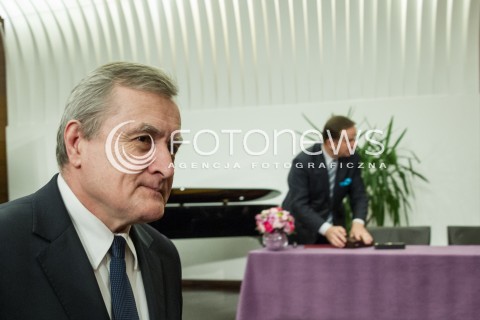  31.03.2017 RZESZOW<br />PODPISANIE UMOWY NA WSPOLPROWADZENIE FILHARMONII PODKARPACKIEJ IM. A. MALAWSKIEGO PRZEZ MINISTERSTWO KULTURY I DZIEDZICTWA NARODOWEGO<br />N/Z PIOTR GLINSKI - MINISTER KULTURY WICEPREMIER<br /> 