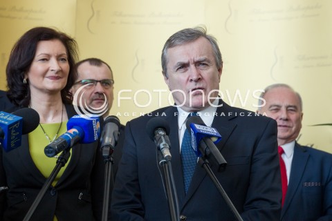  31.03.2017 RZESZOW<br />PODPISANIE UMOWY NA WSPOLPROWADZENIE FILHARMONII PODKARPACKIEJ IM. A. MALAWSKIEGO PRZEZ MINISTERSTWO KULTURY I DZIEDZICTWA NARODOWEGO<br />N/Z PIOTR GLINSKI - MINISTER KULTURY WICEPREMIER (C), EWA LENIART (L)<br /> 