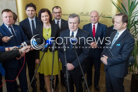  31.03.2017 RZESZOW<br />PODPISANIE UMOWY NA WSPOLPROWADZENIE FILHARMONII PODKARPACKIEJ IM. A. MALAWSKIEGO PRZEZ MINISTERSTWO KULTURY I DZIEDZICTWA NARODOWEGO<br />N/Z PIOTR GLINSKI - MINISTER KULTURY WICEPREMIER (C), WLADYSLAW ORTYL , EWA LENIART , TOMASZ LEYKO , BOGDAN ROMANIUK , JERZY CYPRYS , ANDRZEJ SZLACHTA <br /> 