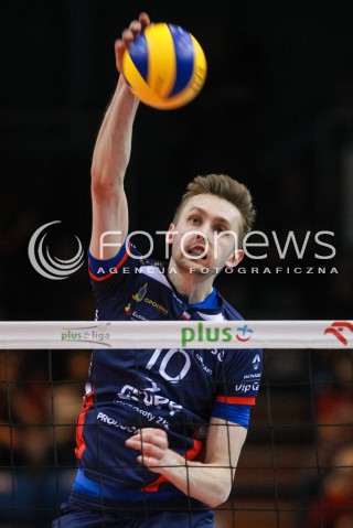  01.04.2017 RZESZOW<br />SIATKOWKA PLUSLIGA 2016/2017 MEN VOLLEYBALL POLAND POLISH PLUS LIGA LEAGUE SEASON 2016/2017<br />MECZ ASSECO RESOVIA RZESZOW - ZAKSA KEDZIERZYN KOZLE <br />N/Z MATEUSZ BIENIEK SYLWETKA ATAK <br /> 