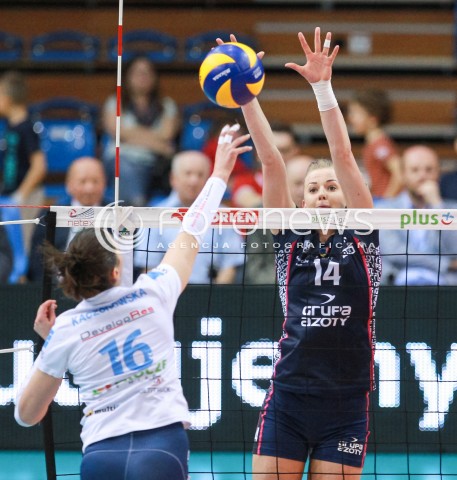  03.04.2017 RZESZOW<br />SIATKOWKA ORLEN LIGA 2016/2017 WOMEN VOLLEYBALL POLAND POLISH ORLENLIGA LEAGUE SEASON 2016/2017<br />POLFINAL - SEMIFINAL - 1. MECZ<br />MECZ DEVELOPRES SKYRES RZESZOW - CHEMIK POLICE <br />N/Z JOANNA WOLOSZ BLOK<br /> 