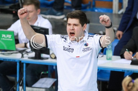  03.04.2017 RZESZOW<br />SIATKOWKA ORLEN LIGA 2016/2017 WOMEN VOLLEYBALL POLAND POLISH ORLENLIGA LEAGUE SEASON 2016/2017<br />POLFINAL - SEMIFINAL - 1. MECZ<br />MECZ DEVELOPRES SKYRES RZESZOW - CHEMIK POLICE <br />N/Z JAKUB GLUSZAK - I TRENER ( HEAD COACH ) RADOSC EMOCJE SYLWETKA <br /> 