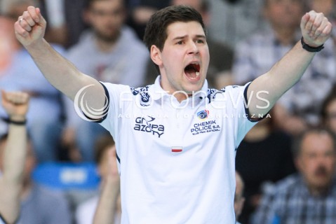  03.04.2017 RZESZOW<br />SIATKOWKA ORLEN LIGA 2016/2017 WOMEN VOLLEYBALL POLAND POLISH ORLENLIGA LEAGUE SEASON 2016/2017<br />POLFINAL - SEMIFINAL - 1. MECZ<br />MECZ DEVELOPRES SKYRES RZESZOW - CHEMIK POLICE <br />N/Z JAKUB GLUSZAK - I TRENER ( HEAD COACH ) SYLWETKA RADOSC EMOCJE <br /> 