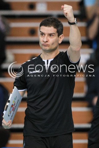  03.04.2017 RZESZOW<br />SIATKOWKA ORLEN LIGA 2016/2017 WOMEN VOLLEYBALL POLAND POLISH ORLENLIGA LEAGUE SEASON 2016/2017<br />POLFINAL - SEMIFINAL - 1. MECZ<br />MECZ DEVELOPRES SKYRES RZESZOW - CHEMIK POLICE <br />N/Z LORENZO MICELLI - I TRENER ( HEAD COACH ) SYLWETKA RADOSC EMOCJE <br /> 