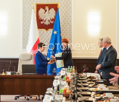  04.04.2017 WARSZAWA <br />POSIEDZENIE RADY MINISTROW <br />N/Z PREMIER BEATA SZYDLO ODBIERA NAGRODE DLA RZADU PROGRAM 500 PLUS OD ELZBIETA RAFALSKA<br /> 
