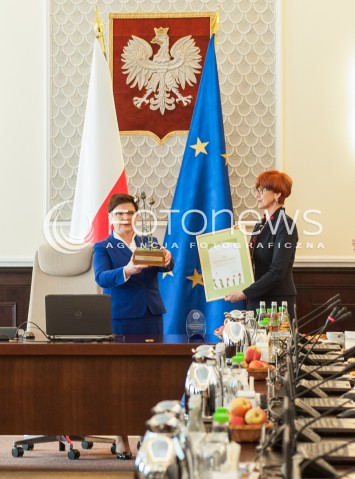  04.04.2017 WARSZAWA <br />POSIEDZENIE RADY MINISTROW <br />N/Z PREMIER BEATA SZYDLO ODBIERA NAGRODE DLA RZADU PROGRAM 500 PLUS OD ELZBIETA RAFALSKA<br /> 