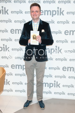  04.04.2017 WARSZAWA<br />SZYMON HOLOWNIA PROMUJE SWOJA KSIAZKE<br />N/Z SZYMON HOLOWNIA<br /> 