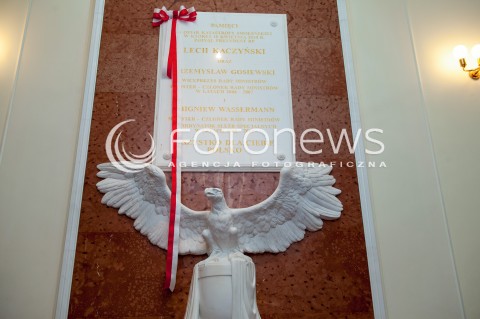  10.04.2017 WARSZAWA<br />UROCZYSTOSC UPAMIETNIENIA TRAGEDII SMOLENSKIEJ<br />N/Z TABLICA W KPRM UPAMIETNIAJACA TRAGEDIE SMOLENSKA<br /> 