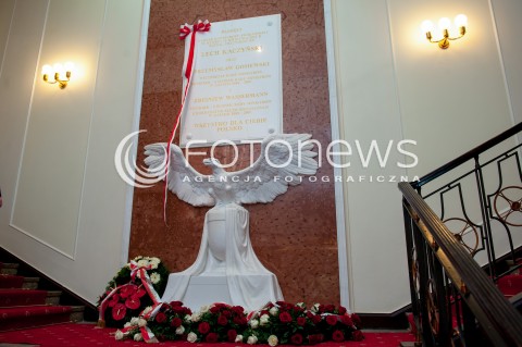  10.04.2017 WARSZAWA<br />UROCZYSTOSC UPAMIETNIENIA TRAGEDII SMOLENSKIEJ<br />N/Z TABLICA W KPRM UPAMIETNIAJACA TRAGEDIE SMOLENSKA<br /> 