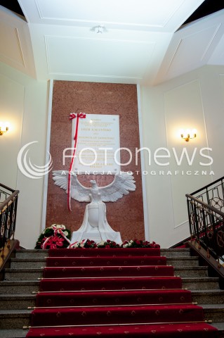  10.04.2017 WARSZAWA<br />UROCZYSTOSC UPAMIETNIENIA TRAGEDII SMOLENSKIEJ<br />N/Z TABLICA W KPRM UPAMIETNIAJACA TRAGEDIE SMOLENSKA<br /> 