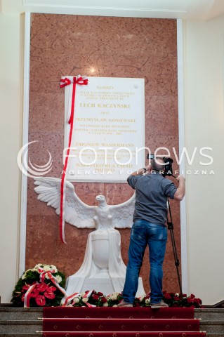  10.04.2017 WARSZAWA<br />UROCZYSTOSC UPAMIETNIENIA TRAGEDII SMOLENSKIEJ<br />N/Z TABLICA W KPRM UPAMIETNIAJACA TRAGEDIE SMOLENSKA<br /> 