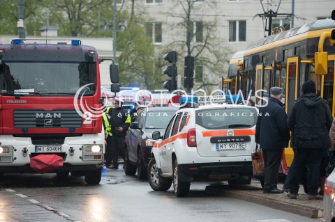  12.04.2017 WARSZAWA<br />ZDERZENIE TRAMWAJOW<br />N/Z TRAMWAJE POLICJA NADZOR RUCHU DROGOWEGO NADZOR RUCHU KOMUNIKACJI MIEJSKIEJ STRAZ POZARNA KARETKA POLICJANCI RATOWNICY MEDYCZNI AMBULANSE <br /> 