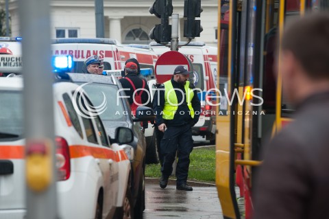  12.04.2017 WARSZAWA<br />ZDERZENIE TRAMWAJOW<br />N/Z TRAMWAJE POLICJA NADZOR RUCHU DROGOWEGO KARETKA POLICJANCI RATOWNICY MEDYCZNI<br /> 