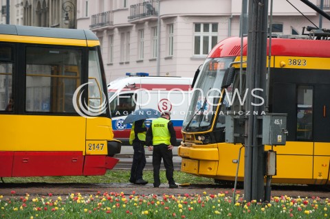  12.04.2017 WARSZAWA<br />ZDERZENIE TRAMWAJOW<br />N/Z TRAMWAJE POLICJA NADZOR RUCHU DROGOWEGO KARETKA POLICJANCI<br /> 