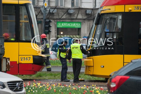  12.04.2017 WARSZAWA<br />ZDERZENIE TRAMWAJOW<br />N/Z TRAMWAJE POLICJA NADZOR RUCHU DROGOWEGO KARETKA POLICJANCI STRAZACY<br /> 