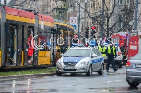  12.04.2017 WARSZAWA<br />ZDERZENIE TRAMWAJOW<br />N/Z TRAMWAJE POLICJA NADZOR RUCHU DROGOWEGO STRAZ POZARNA KARETKA POLICJANCI RATOWNICY MEDYCZNI<br /> 