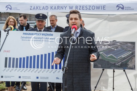  12.04.2017 RZESZOW<br />WMUROWANIE AKTU EREKCYJNEGO POD BUDOWE HALI PRODUKUJACEJ MEBLE NA TERENIE ZAKLADU KARNEGO W RZESZOWIE. W ZAKLADZIE BEDA PRACOWALI WIEZNIOWIE<br />N/Z WICEMINISTER PATRYK JAKI <br /> 