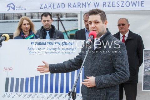  12.04.2017 RZESZOW<br />WMUROWANIE AKTU EREKCYJNEGO POD BUDOWE HALI PRODUKUJACEJ MEBLE NA TERENIE ZAKLADU KARNEGO W RZESZOWIE. W ZAKLADZIE BEDA PRACOWALI WIEZNIOWIE<br />N/Z WICEMINISTER PATRYK JAKI <br /> 