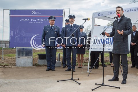  12.04.2017 RZESZOW<br />WMUROWANIE AKTU EREKCYJNEGO POD BUDOWE HALI PRODUKUJACEJ MEBLE NA TERENIE ZAKLADU KARNEGO W RZESZOWIE. W ZAKLADZIE BEDA PRACOWALI WIEZNIOWIE<br />N/Z WICEMINISTER PATRYK JAKI <br /> 