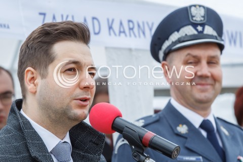  12.04.2017 RZESZOW<br />WMUROWANIE AKTU EREKCYJNEGO POD BUDOWE HALI PRODUKUJACEJ MEBLE NA TERENIE ZAKLADU KARNEGO W RZESZOWIE. W ZAKLADZIE BEDA PRACOWALI WIEZNIOWIE<br />N/Z WICEMINISTER PATRYK JAKI (L), GENERAL JACEK KITLINSKI - DYREKTOR GENERALNY SLUZBY WIEZIENNEJ (P), <br /> 