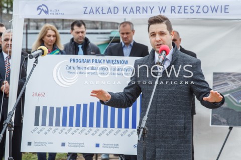  12.04.2017 RZESZOW<br />WMUROWANIE AKTU EREKCYJNEGO POD BUDOWE HALI PRODUKUJACEJ MEBLE NA TERENIE ZAKLADU KARNEGO W RZESZOWIE. W ZAKLADZIE BEDA PRACOWALI WIEZNIOWIE<br />N/Z WICEMINISTER PATRYK JAKI <br /> 