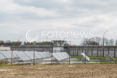  12.04.2017 RZESZOW<br />WMUROWANIE AKTU EREKCYJNEGO POD BUDOWE HALI PRODUKUJACEJ MEBLE NA TERENIE ZAKLADU KARNEGO W RZESZOWIE. W ZAKLADZIE BEDA PRACOWALI WIEZNIOWIE<br />N/Z FOTOWOLTAIKA PANELE SLONECZNE SOLARNE WIEZIENIE ZDJECIE ILUSTRACYJNE ILUSTRANT<br /> 