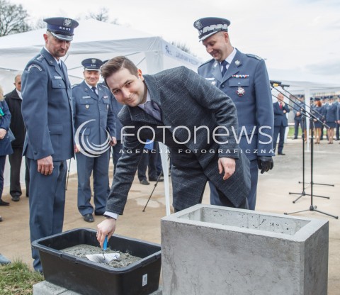  12.04.2017 RZESZOW<br />WMUROWANIE AKTU EREKCYJNEGO POD BUDOWE HALI PRODUKUJACEJ MEBLE NA TERENIE ZAKLADU KARNEGO W RZESZOWIE. W ZAKLADZIE BEDA PRACOWALI WIEZNIOWIE<br />N/Z WICEMINISTER PATRYK JAKI <br /> 