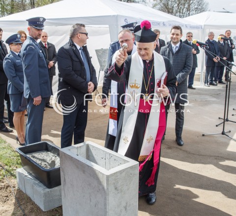  12.04.2017 RZESZOW<br />WMUROWANIE AKTU EREKCYJNEGO POD BUDOWE HALI PRODUKUJACEJ MEBLE NA TERENIE ZAKLADU KARNEGO W RZESZOWIE. W ZAKLADZIE BEDA PRACOWALI WIEZNIOWIE<br />N/Z KSIADZ PRALAT STANISLAW SLOWIK - DYREKTOR CARITAS DIECEZJI RZESZOWSKIEJ<br /> 
