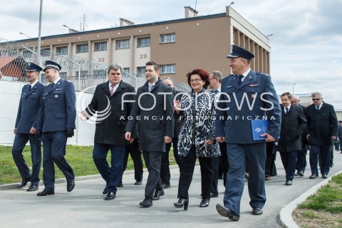  12.04.2017 RZESZOW<br />WMUROWANIE AKTU EREKCYJNEGO POD BUDOWE HALI PRODUKUJACEJ MEBLE NA TERENIE ZAKLADU KARNEGO W RZESZOWIE. W ZAKLADZIE BEDA PRACOWALI WIEZNIOWIE<br />N/Z WICEMINISTER PATRYK JAKI , GENERAL JACEK KITLINSKI - DYREKTOR GENERALNY SLUZBY WIEZIENNEJ , HENRYK WOLICKI - WICEPREZYDENT RZESZOWA , MARIA KUROWSKA - WICEMARSZALEK WOJEWODZTWA PODKARPACKIEGO <br /> 