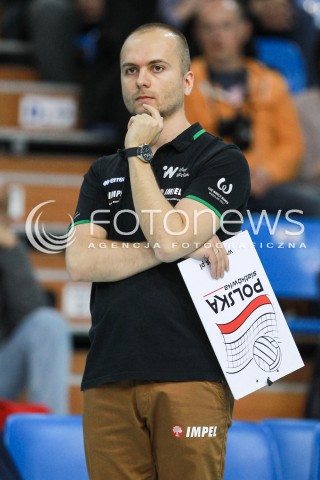  13.04.2017 RZESZOW<br />SIATKOWKA ORLEN LIGA 2016/2017 WOMEN VOLLEYBALL POLAND POLISH ORLENLIGA LEAGUE SEASON 2016/2017<br />MECZ O 3. MIEJSCE - I MECZ<br />MECZ DEVELOPRES SKYRES RZESZOW - IMPEL WROCLAW <br />N/Z MAREK SOLAREWICZ - I TRENER ( HEAD COACH ) SYLWETKA <br /> 