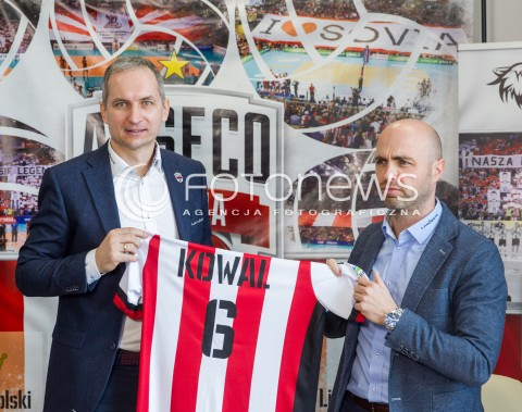  21.04.2017 RZESZOW <br />SIATKOWKA SEZON 2016/2017 MEN VOLLEYBALL <br />KONFERENCJA PRASOWA ASSECO RESOVII RZESZOW NA KTOREJ TRENER ANDRZEJ KOWAL POINFORMOWAL, ZE JEST TO JEGO OSTATNI SEZON W ROLI TRENERA <br />N/Z ANDRZEJ KOWAL BARTOSZ GORSKI - PAMIATKOWA KOSZULKA<br /> 