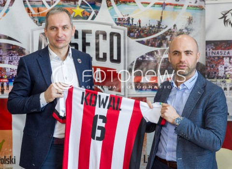  21.04.2017 RZESZOW <br />SIATKOWKA SEZON 2016/2017 MEN VOLLEYBALL <br />KONFERENCJA PRASOWA ASSECO RESOVII RZESZOW NA KTOREJ TRENER ANDRZEJ KOWAL POINFORMOWAL, ZE JEST TO JEGO OSTATNI SEZON W ROLI TRENERA <br />N/Z ANDRZEJ KOWAL BARTOSZ GORSKI - PAMIATKOWA KOSZULKA<br /> 