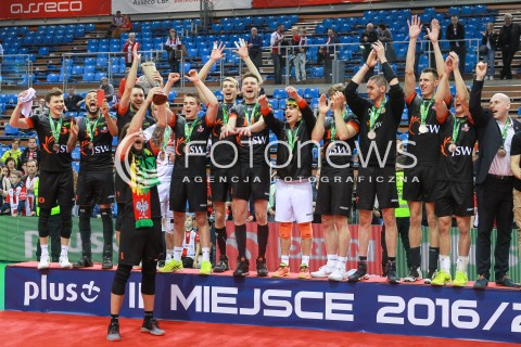  23.04.2017 RZESZOW<br />SIATKOWKA PLUSLIGA 2016/2017 MEN VOLLEYBALL POLAND POLISH PLUS LIGA LEAGUE SEASON 2016/2017 <br />MECZ  O 3. MIEJSCE - II MECZ<br />MECZ ASSECO RESOVIA RZESZOW - JASTRZEBSKI WEGIEL <br />N/Z RADOSC PUCHAR EMOCJE ZWYCIESTWO - 3 MIEJSCE MEDALE ZAWODNICY FETA<br /> 